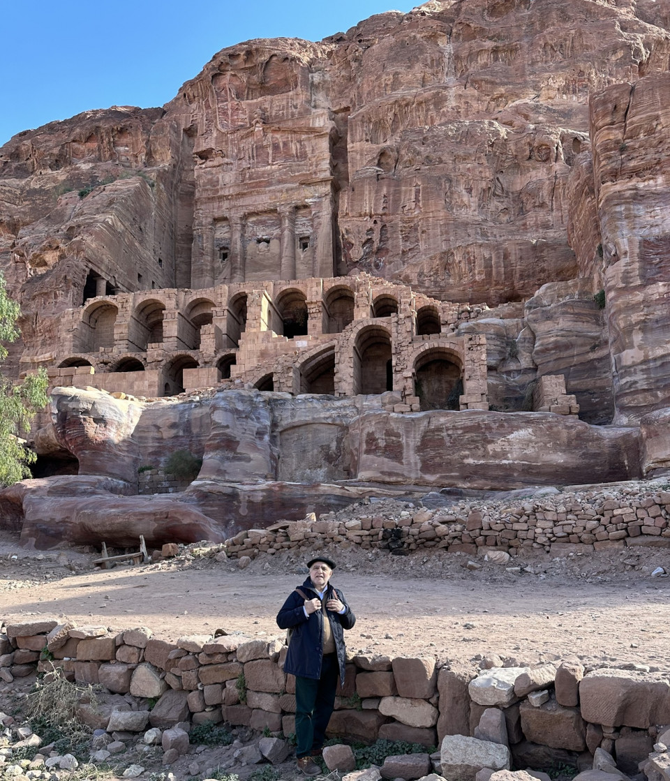 El autor del reportaje ante las Tumbas Reales, en Petra
