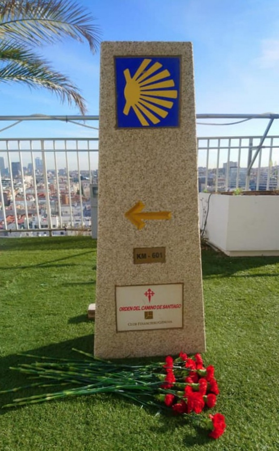 Hito del Camino de Santiago en la Terraza del Club Financiero de Madrid