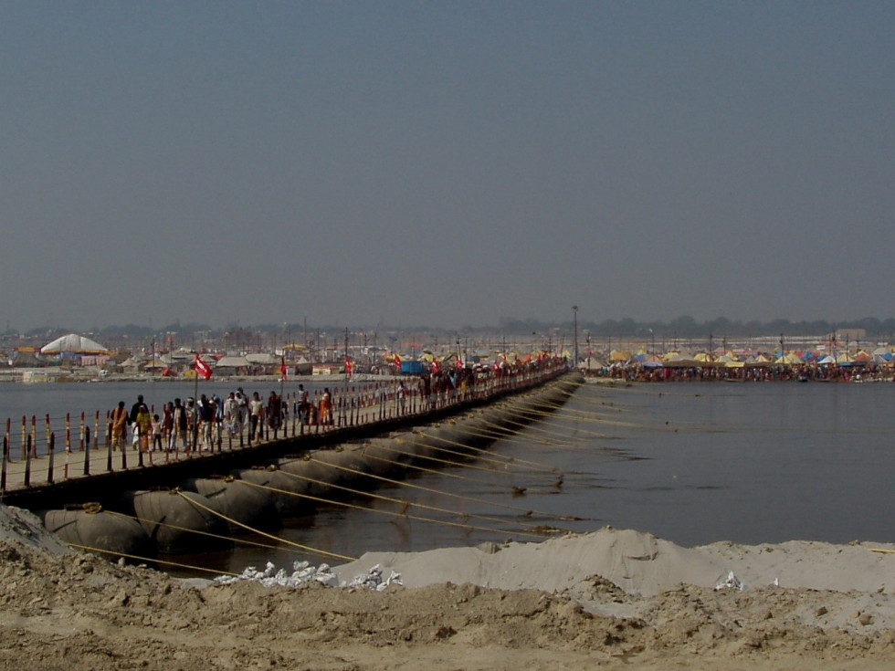 Puentes provisionales y campamentos