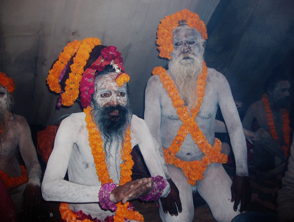 Sadhus vestidos de ceniza