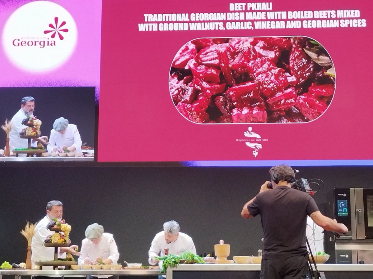 Los chefs presentan y preparan los platos.
