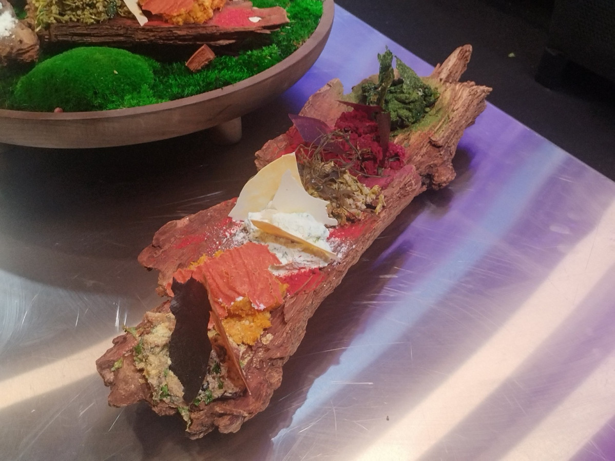 Detalle de plato original con elaboraciu00f3n de productos