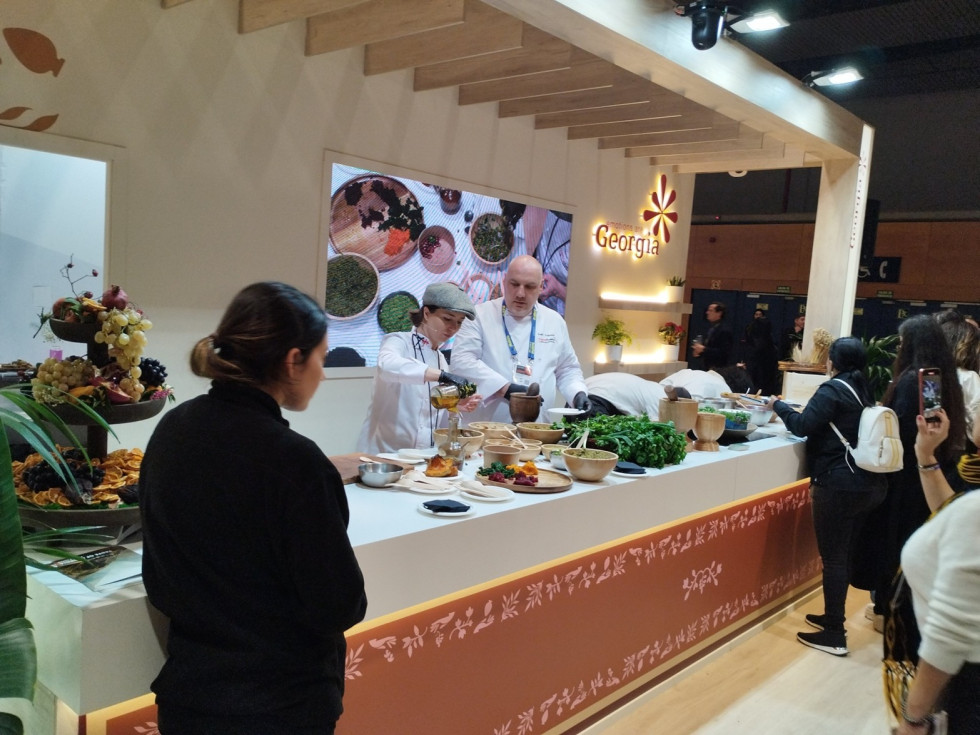 Degustación de platos en el stand