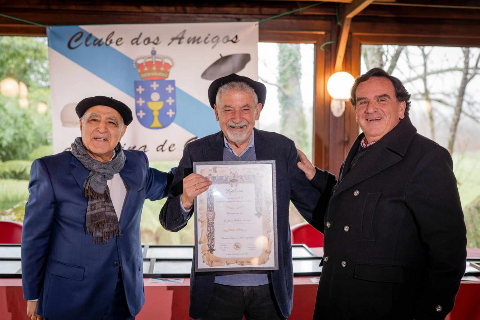 Xesús Palmoú recolleu o seu diploma de mans de Xacobe Pérez