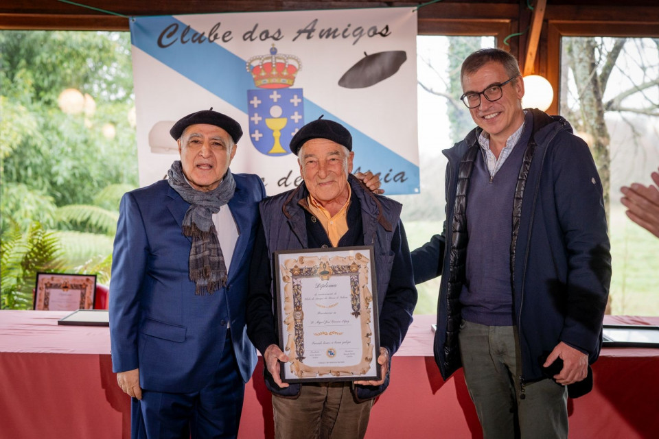 Miguel Carrero, muestra su diploma, con Antón Alonso y Jorge Lorenzo