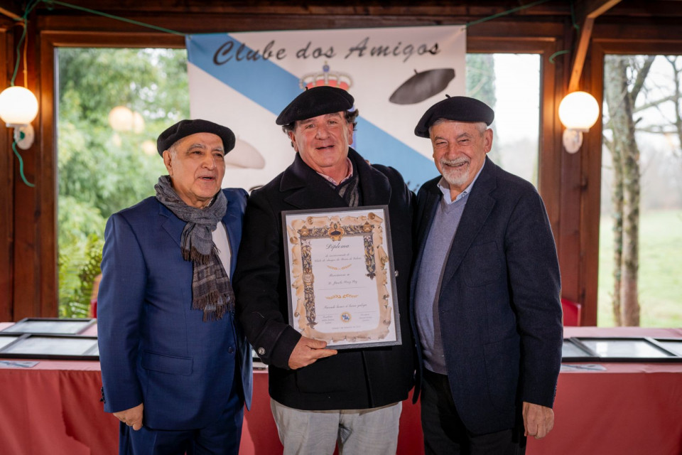 Xacobe Perez, muestra su diploma ente Antón Alonso Y Xesua Palmou