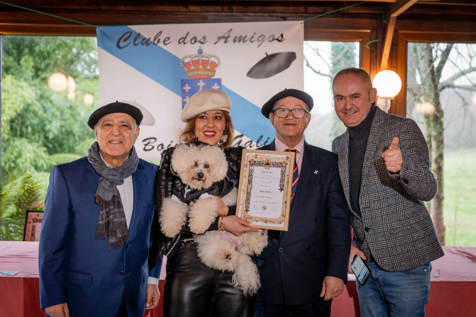 Luka, la mascota del Club, con su boina y diploma