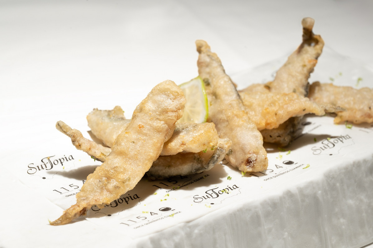 Boquerones despeinados en tempura de manzanilla  Surtopia Recetario boqueru00f3n   u00a9 Israel Gutier 1M
