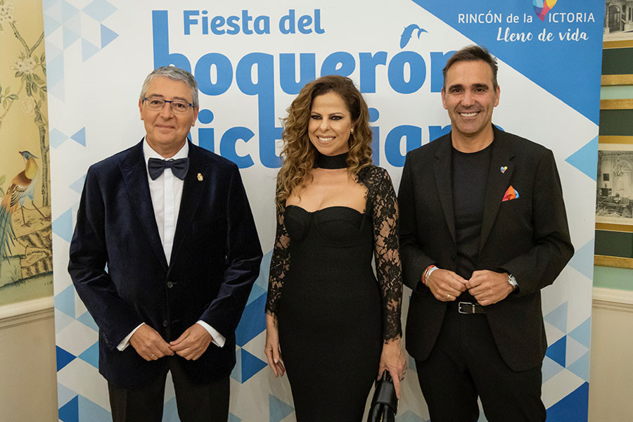 Francisco Salado Alcalde de Rincón de la Victoria con Pastora Soler y el concejal de turismo Antonio José Martín Moreno   Gala del boquerón victoriano
