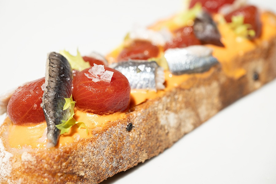 Tosta fina de boqueru00f3n y tomatitos   Colosimo Recetario boqueru00f3n   u00a9Israel Gutier