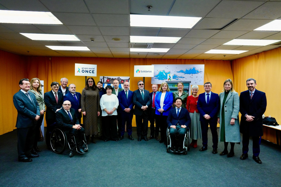 Premiados con los Solidarios Grupo Social ONCE Madrid 2024, junto a autoridades y responsables de la ONCE