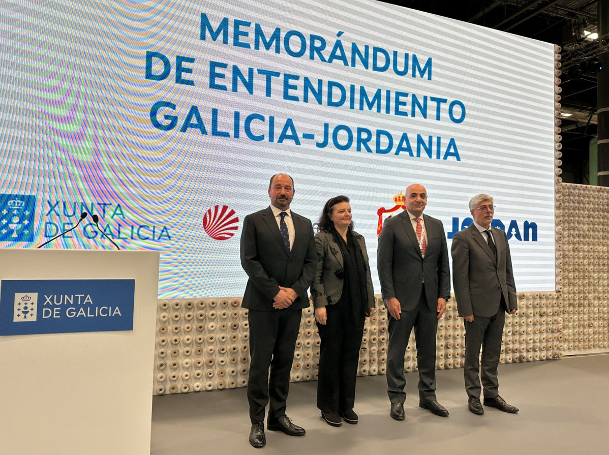 El director de Turismo de Galicia, Xosu00e9 Merelles, y el director general de Turismo de Jordania, Abdulrazzaq Al Arbiyat,  FITUR 2025 miu00f1a