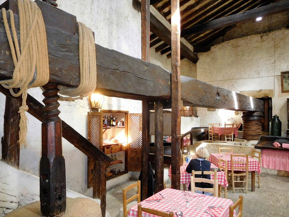 Dinning area with olive