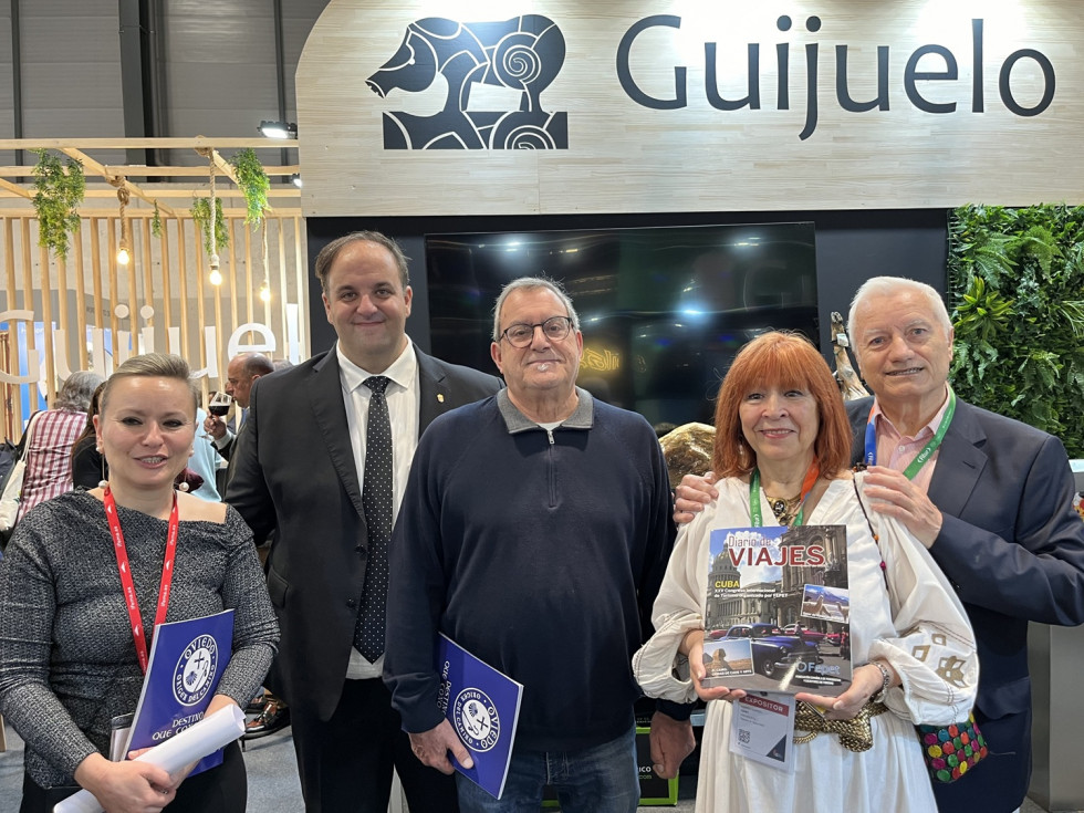 Alcalde de Guijuelo y concejala de turismo con miembros de Fepet