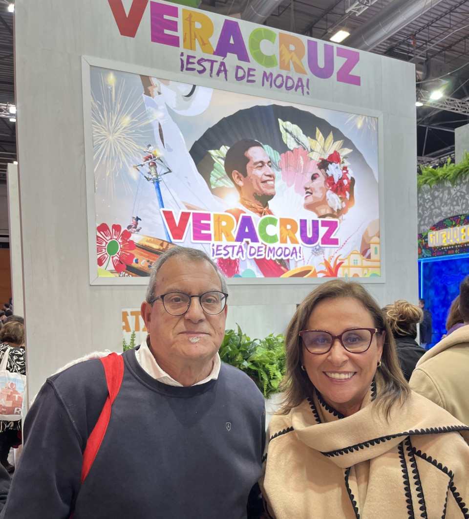 La gobernadora de Veracruz Rocío Nahle con Carlos Cuesta autor del reportaje
