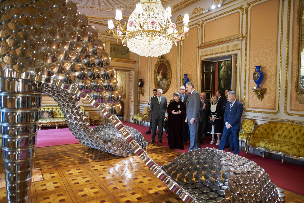 3.  La artista Joana Vasconcelos con S.M el Rey Felipe VI en la visita a la exposición Flamboyant. Foto  Juan Rayos