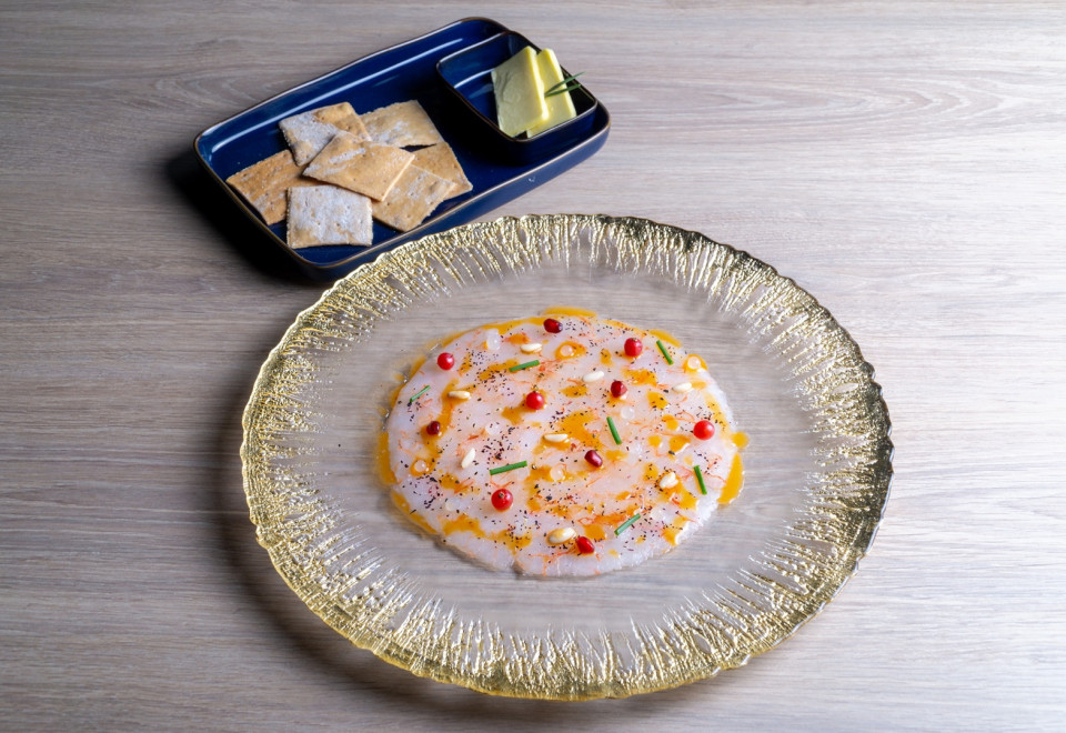 Carpacho de gamba roja de Palamos, tostadas y mantequilla ahumada