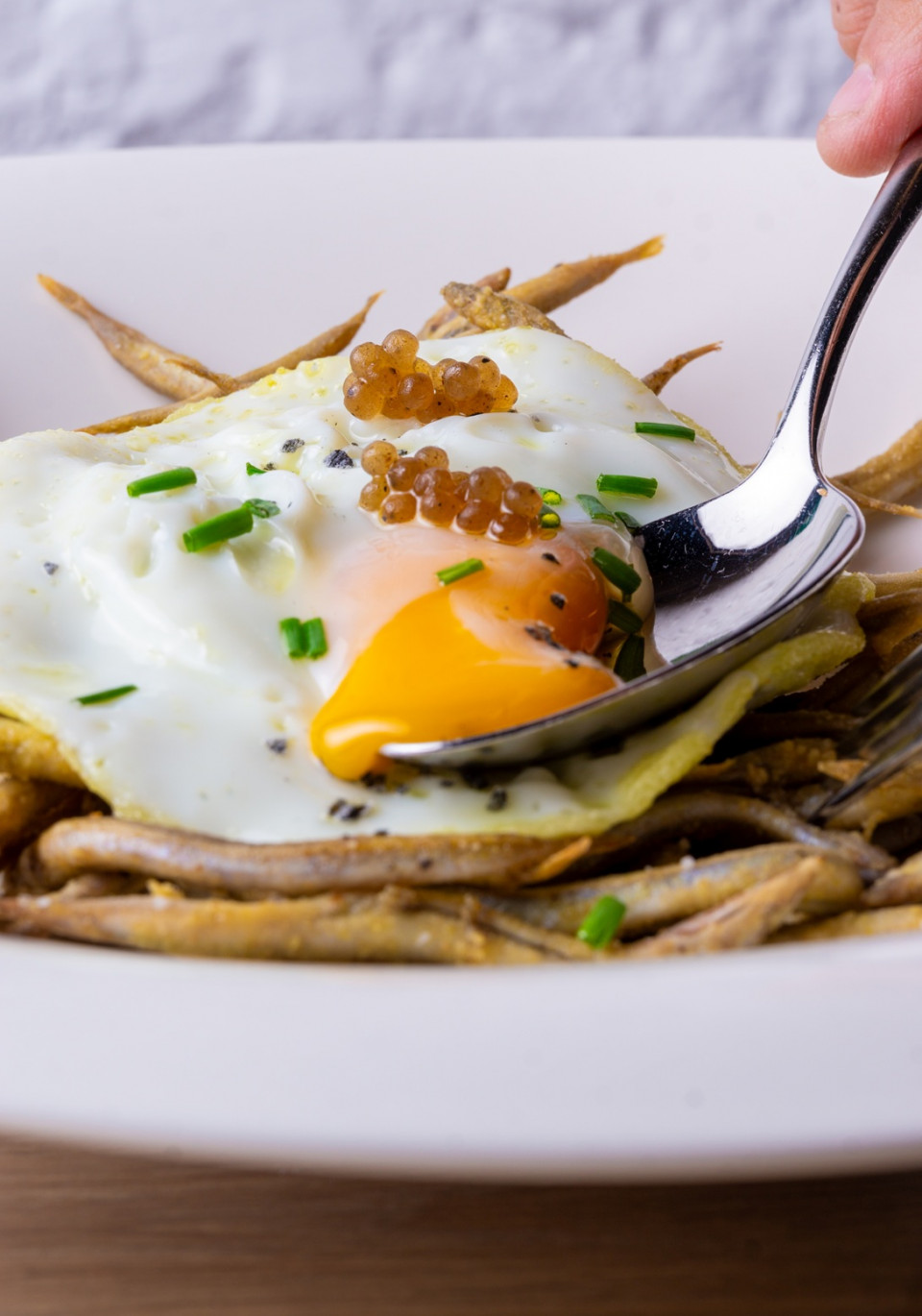 Sonsos a la andaluza con huevo campero y perlas de trufa
