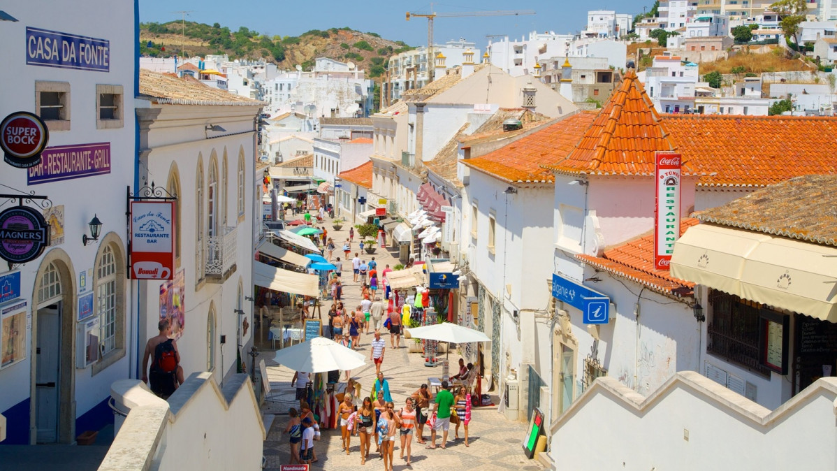 Albufeira  ambiente de cafeteru00eda y una ciudad