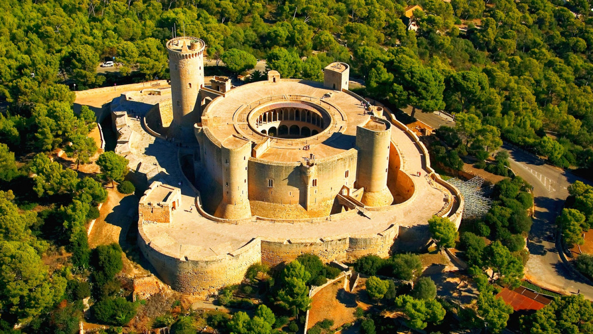 Castillo Bellver, Palma de Mallorca, rodeado de Pino Balear