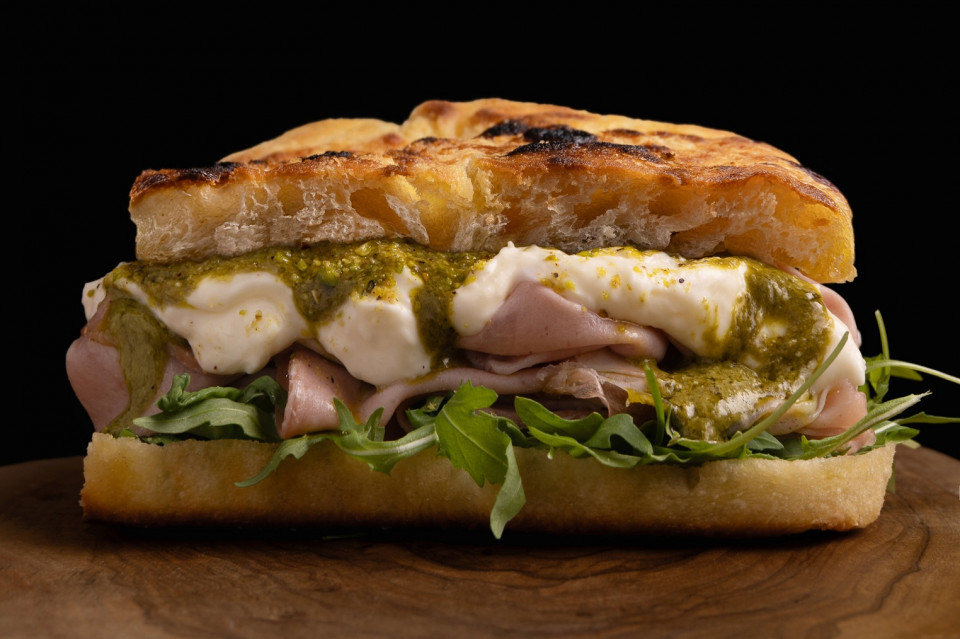 Focaccia Mortadella y pesto  La Focacceria