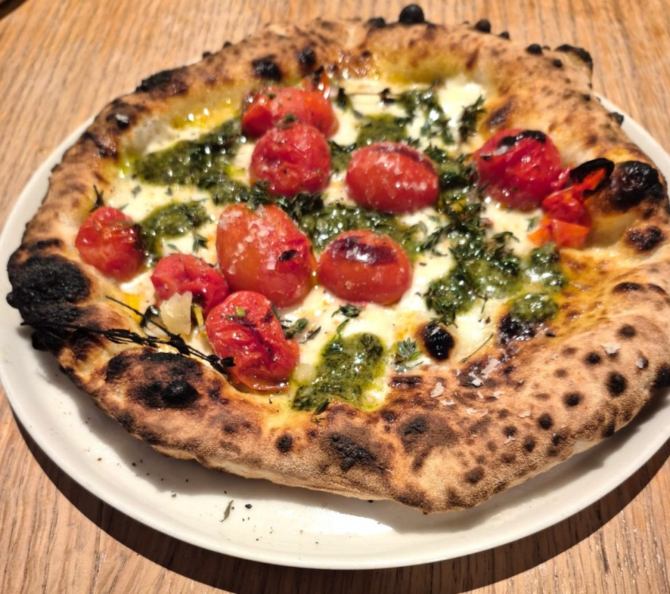 Pizzeta tomates confitados, pesto, parmesano y tomillo  Parking Pizza