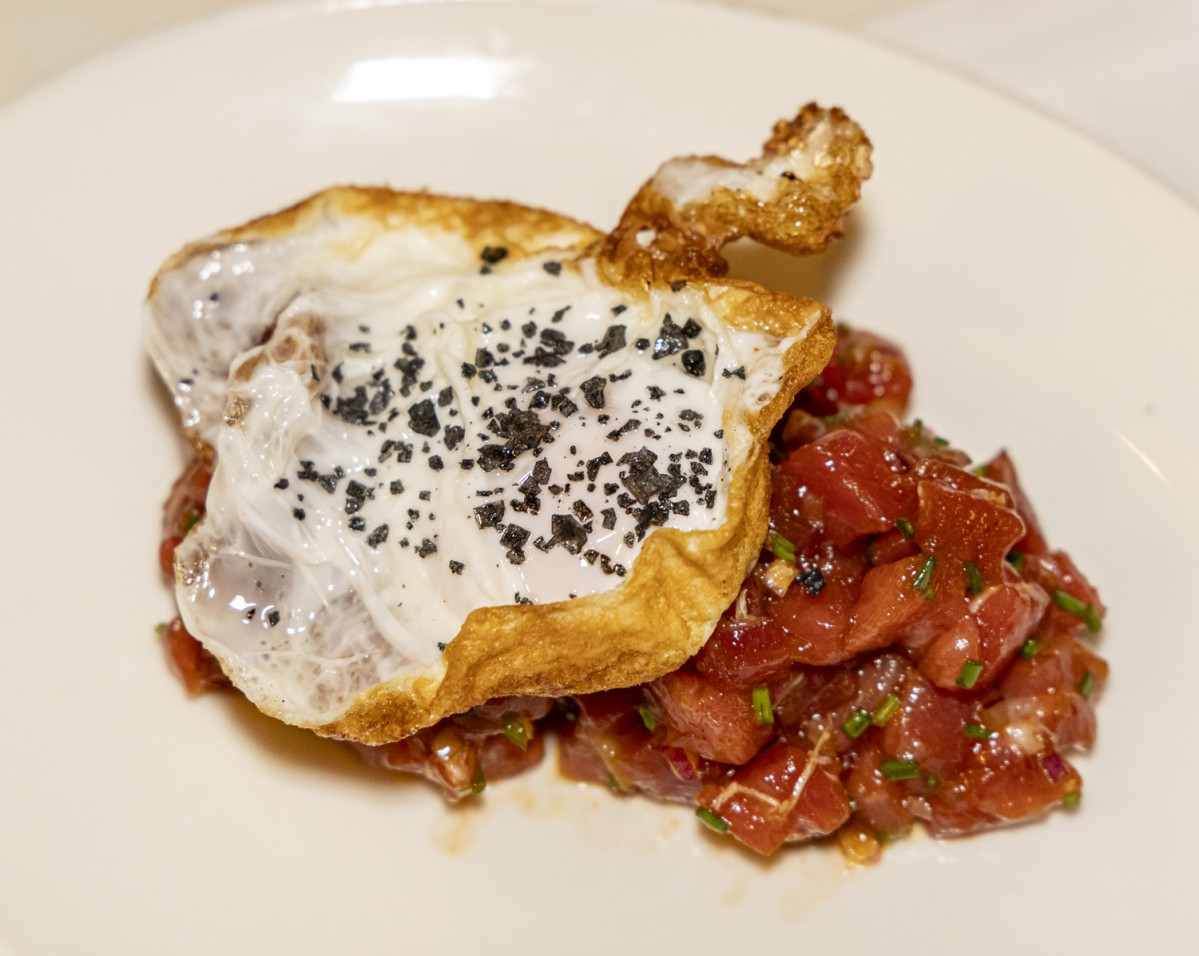 Tartar de atu00fan rojo con huevo frito y su puntillita