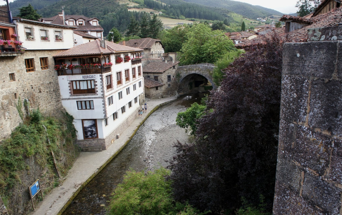 Puente de San Cayetano sobre ru00edo Quiviesa. Potes