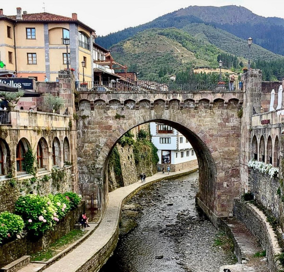 POTES, PUENTE DE LA CARCEL SOBRE EL RÍO Quiviesa