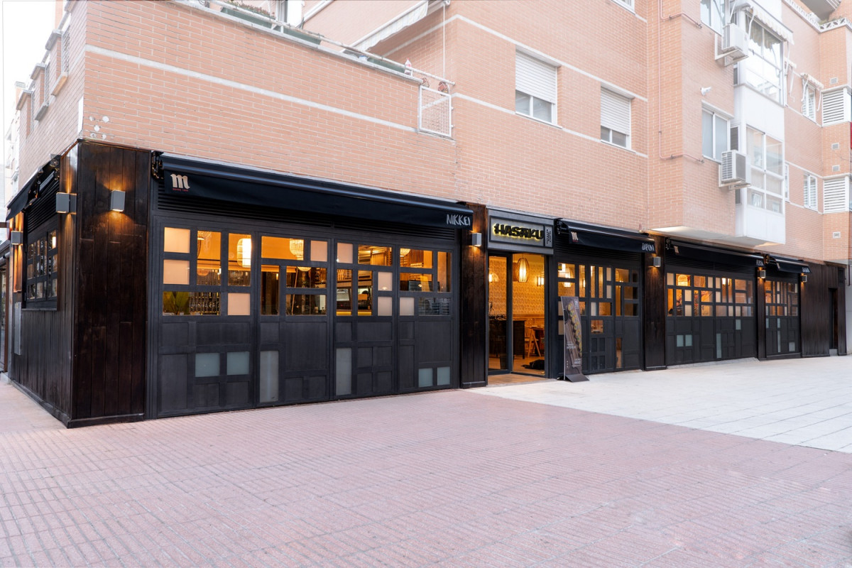Fachada 2 sushi hasaku nikkei by jhosef arias barrio las tablas madrid japones peruano restaurante nikkei nipona sushi makis nigiris gyozas
