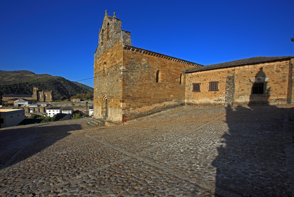 Villafranca del Bierzo16. Iglesia de Santiago. Al fondo Iglesia de San Francisco