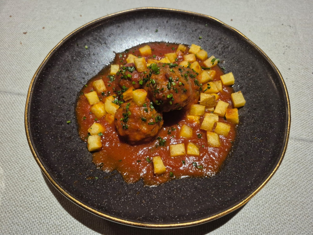 Albu00f3ndigas con tomate y patatitas  Leu00f1a