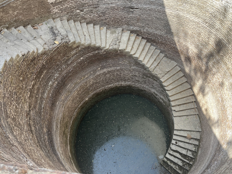 Champaner. Pozo helicoidal