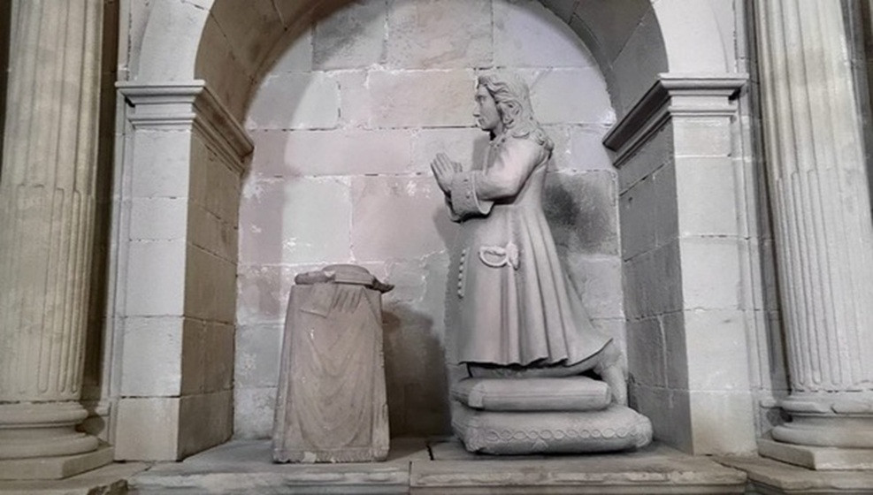 Estatua Felipe Vu00e9lez Cachupin en Convento de San Francisco en Laredo