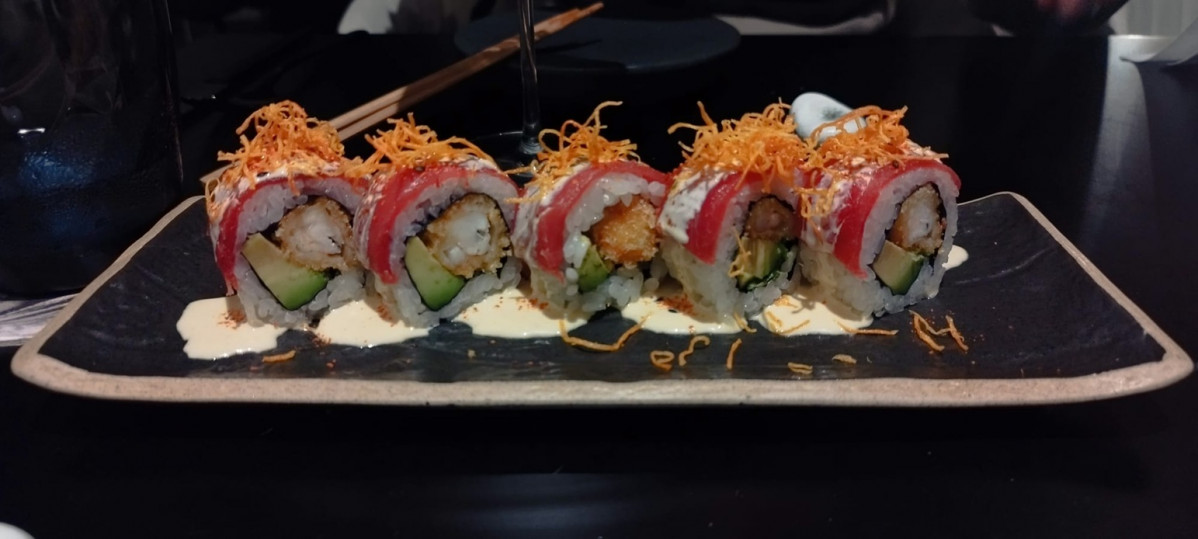  sushis de salmu00f3n agridulce, y salmu00f3n flambeado  Zoku