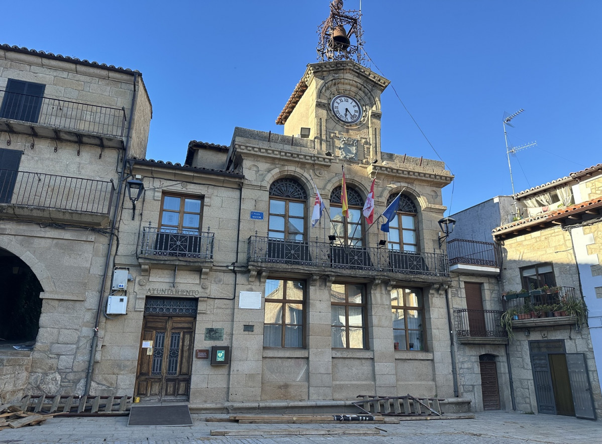 Fermoselle, Fachada del Ayubtamiento donde  se encuentra la Campana Torera, @AAS