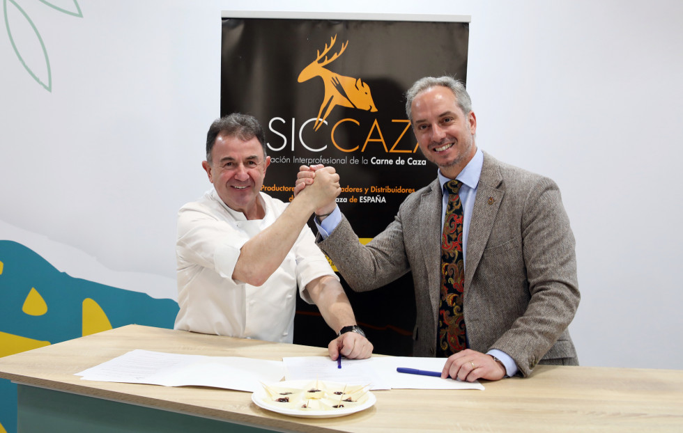 El chef Martiìn Berasategui y el presidente de ASICCAZA 10, Joseì Mariìa Gallardo. © Laura MunÞoz ASICCAZA