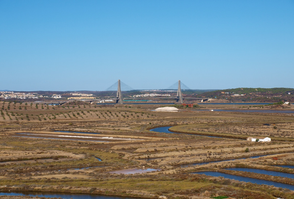 Ayamonte Vista desde el Castillo de Castro Marim, el Puente de Ayamonte y salinas por en medio 2019 1625