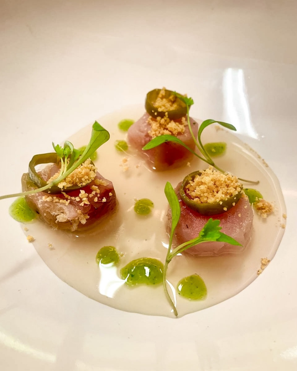 Bonito de Burela, aguachile de tomate,