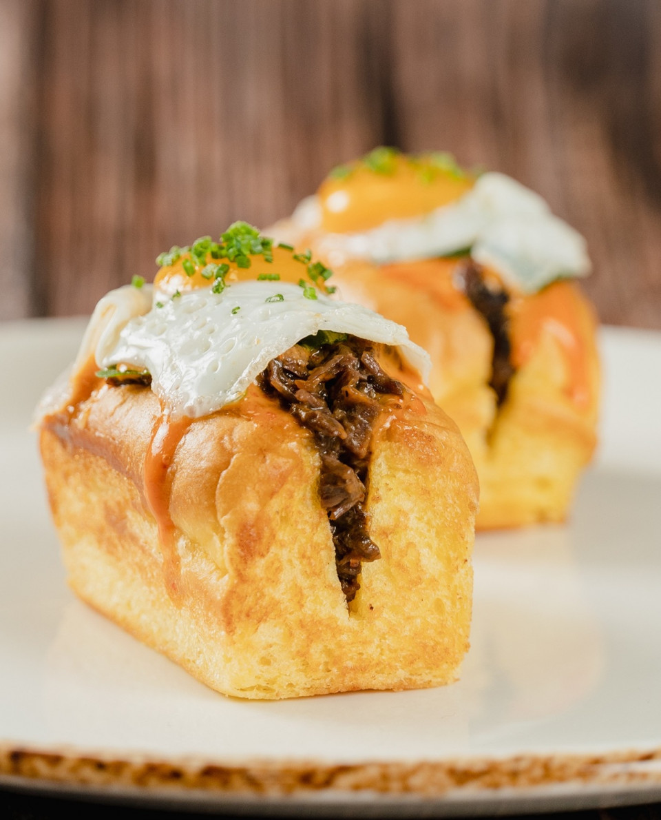 Brioche de carrillada con huevo de codorniz a la plancha