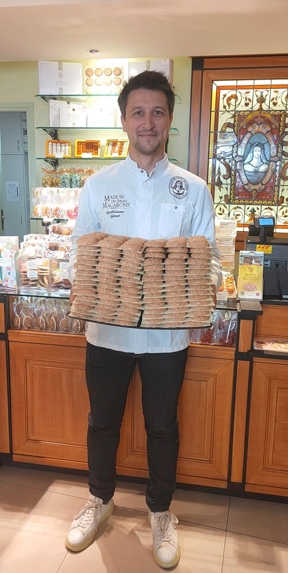 Guillaume Genot con los macarons de su tienda La Maison des Soeurs Macarons