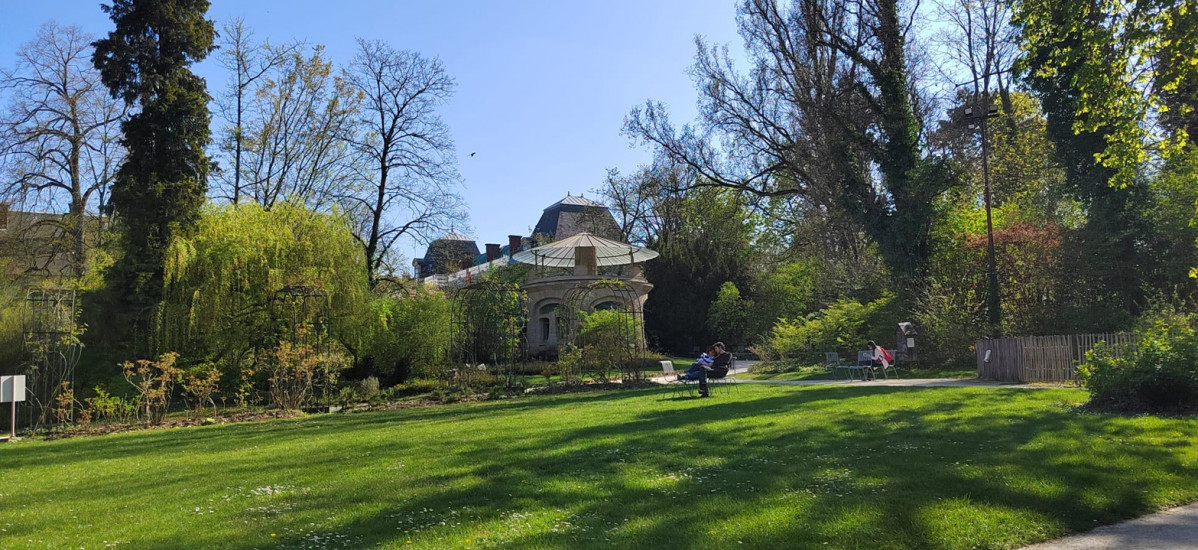 Parque del Museo de la Escuela de Nancy con el acuario al fondo