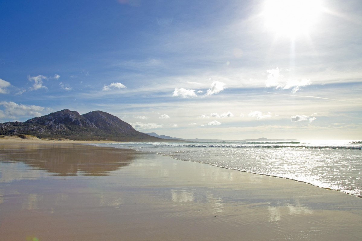 Muros playa de Area Mayor, una larga extensiu00f3n de dunas al pie del Monte Louro