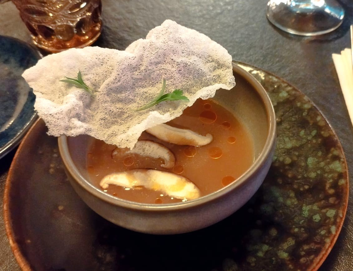 Consomu00e9 de jamu00f3n, seta shitake y crujiente de arroz  Papu00faa