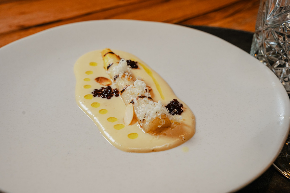 Esparrago blanco de Navarra con salsa holandesa Papu00faa Colu00f3n