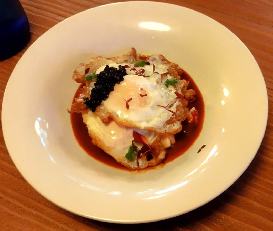Huevos con patatitas y salsa de carabineros  papu00faa