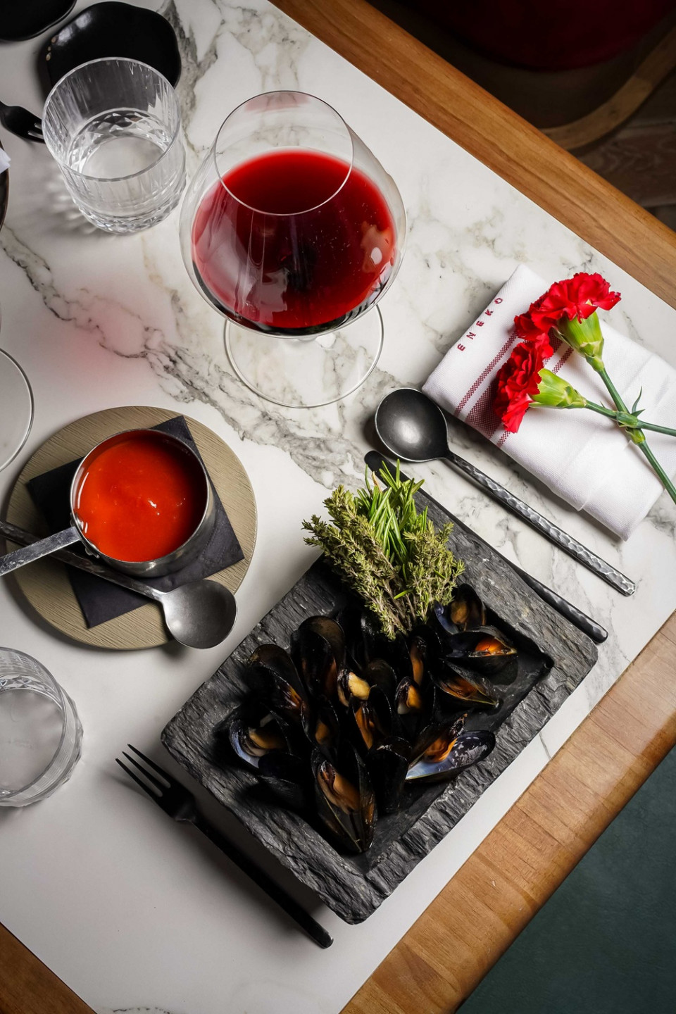BASQUE. Mejillones con tomate picante
