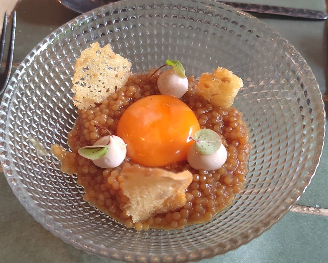 Yema de huevo sobre estofado de trigo