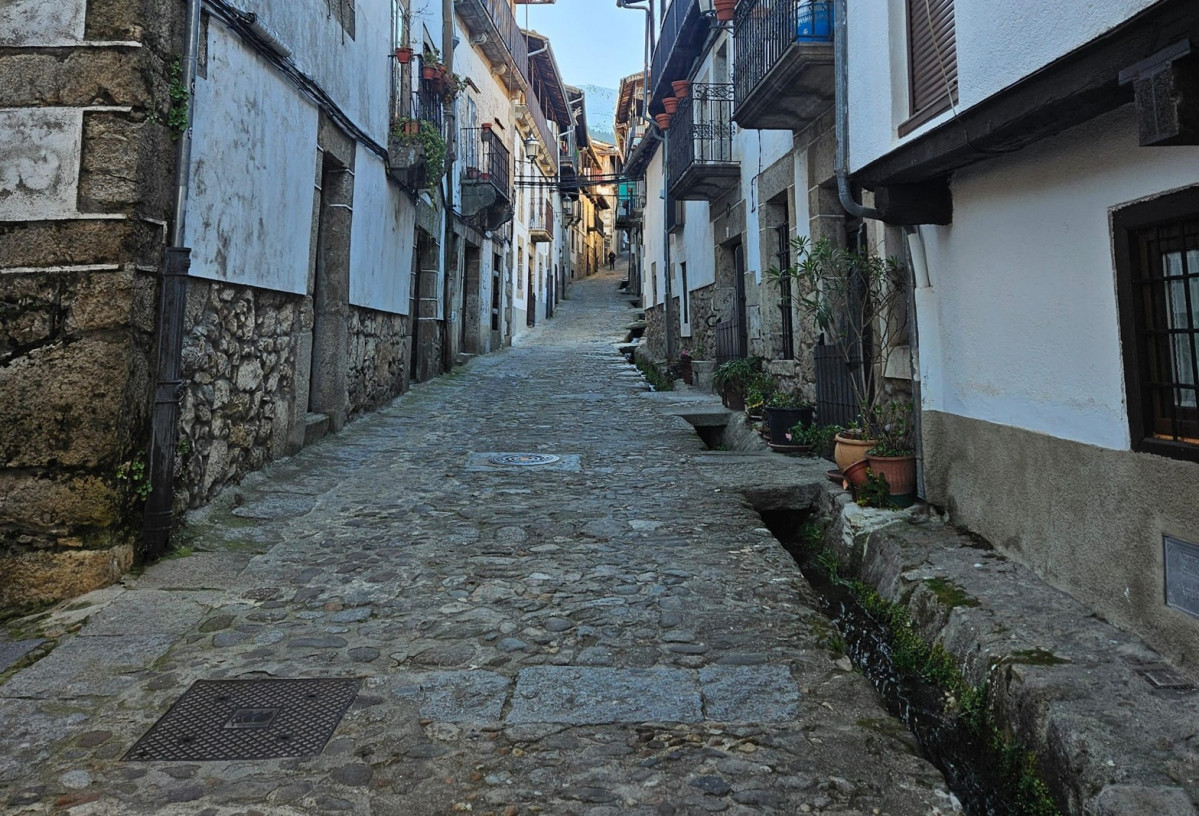 REGADERAS EN CALLE TIPICA de Candelario