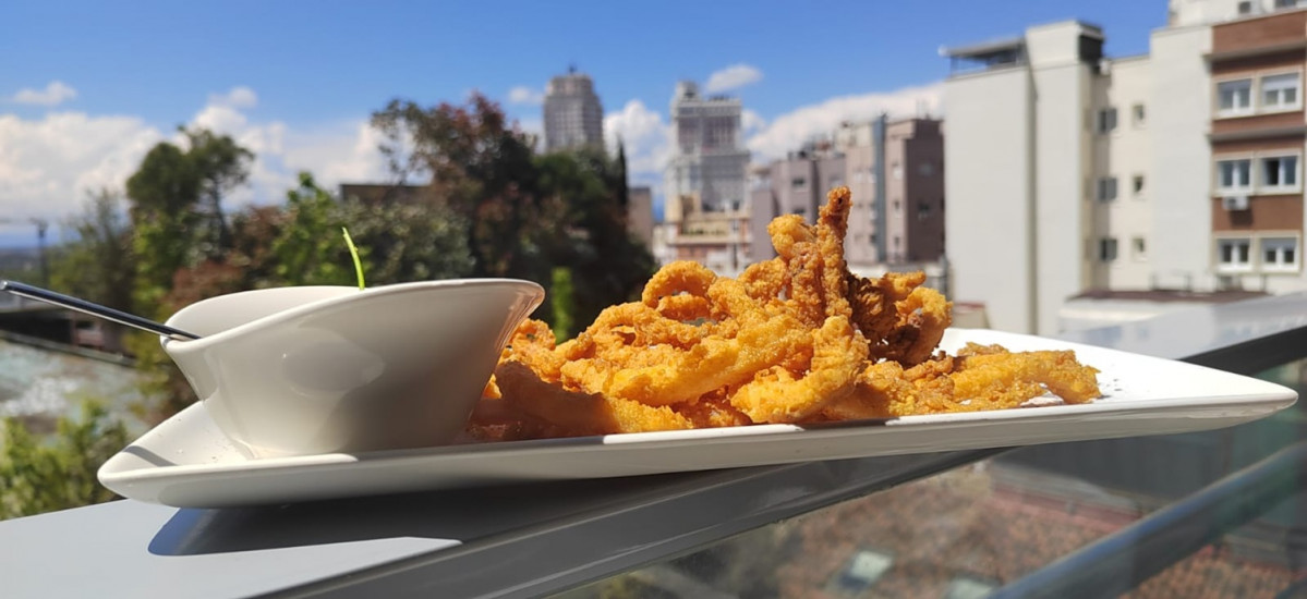 Fritura de tallarines de calamares  Inhala
